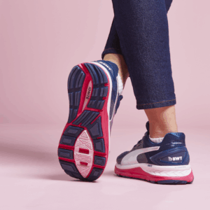 Blau-weiße Sneaker mit pinken Details am Modell