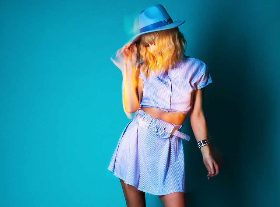 Leistung Fashion Fotografie Model mit blauem Outfit Hut, Accessoires Langzeitbelichtung