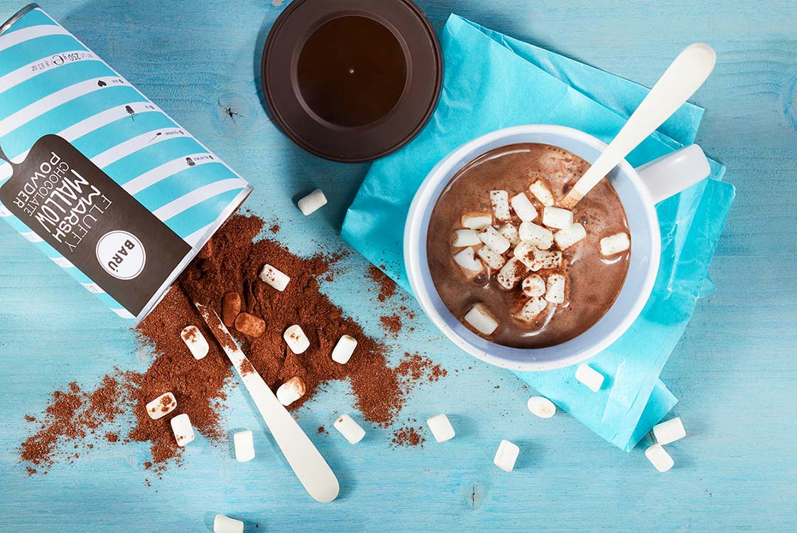 Schokoladenpulver mit Marshmallowgeschmack Marshmallow In blauem Ambiente