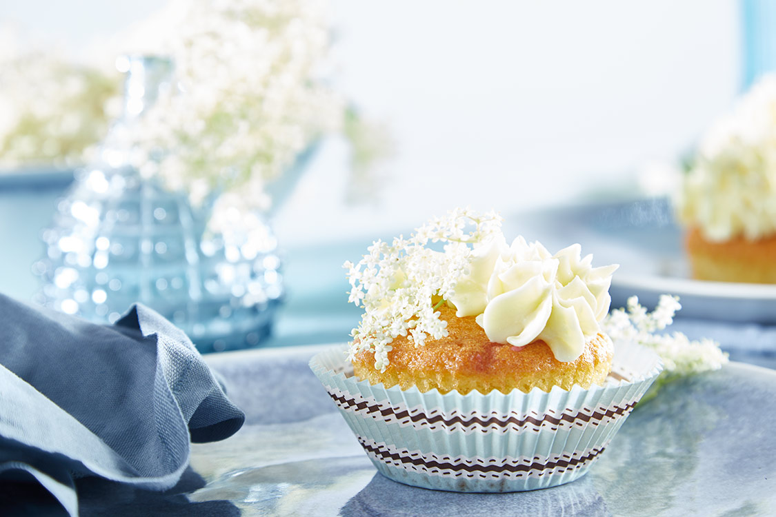 Muffin mit Holunderblütencreme in kühlem Ambiente Cupcake