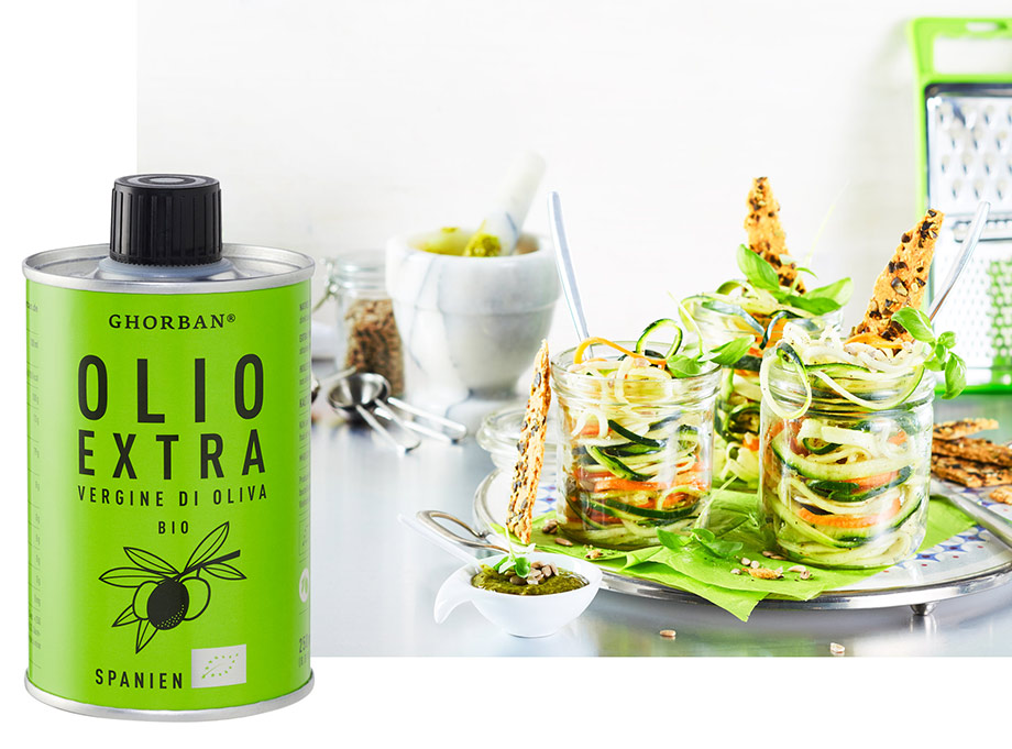 Food Fotografie Produkt und Ambiente kobiniert Olivenöl und Zucchininudeln
