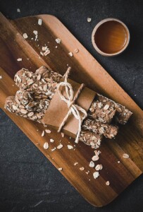 Ofenfrische Breadsticks mit Getreide