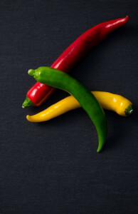 Chili auf Schiefer mehrfarbig bunt