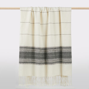 Tagesdecke in beige und grau auf Stange