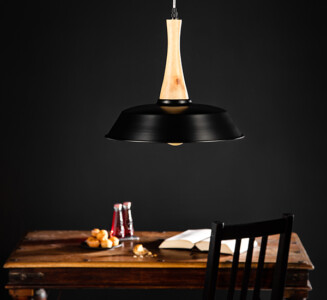 Interior Setting Deckenleuchte aus Hoz und Metall Gedeckter Holztisch