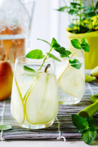 Birnencocktail mit Minze im Ambiente