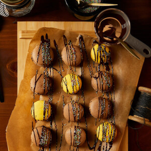 Selbstgemachte Macarons mit Schokoladenüberzug