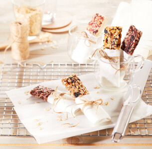 Müsli Riegel angerichtet im Ambiente