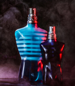 Parfum Flacons In feuchtem Nebeldunst mit rotem Lichteffekt