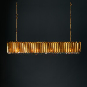 breite Hängeleuchte mit goldenen Stäben