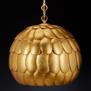 Hängeleuchte mit einem Schirm aus goldenen Schuppen