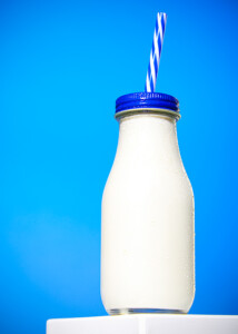 Frische Milch in der Flasche mit Strohhalm