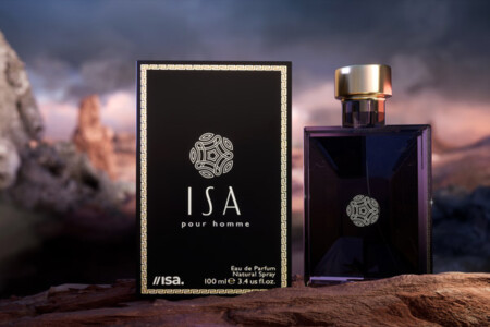 Parfum Flacon mit Verpackung im Ambiente mit Felsen