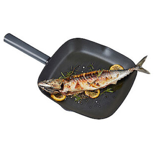 Fisch in der Pfanne mit Zitrone