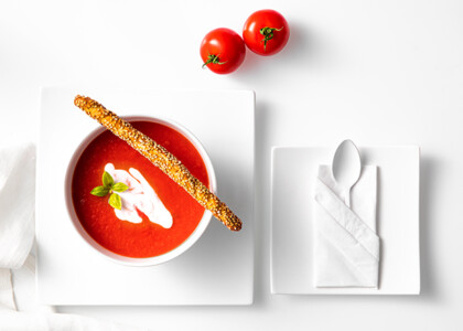 Tomatensuppe Minimales Design Farbkontrast auf weiß