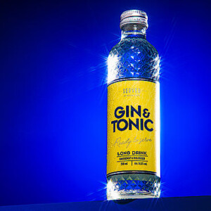 Gin und Tonic in der Flasche auf blauem Hintergrund