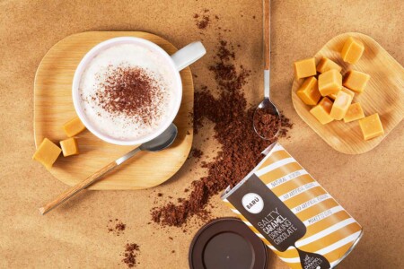 Salty Caramel Schokoladenpulver Produktaufnahme Kaffeetrinken
