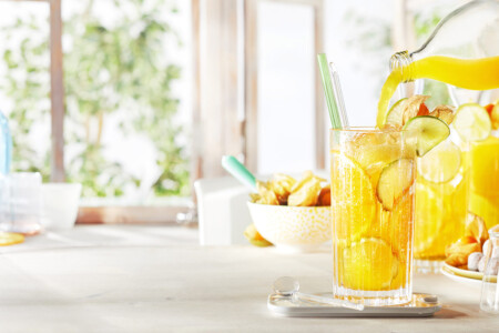 Frische Limonade ein sonnigem Ambiente