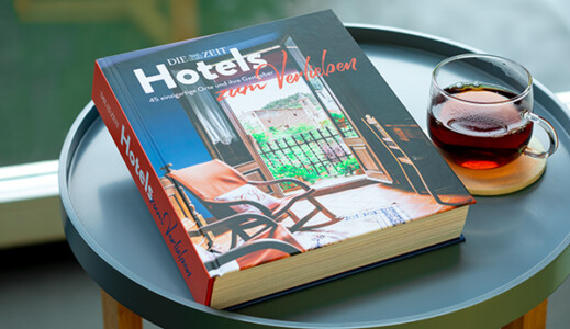 Buchedition am Fenster mit Teeglas