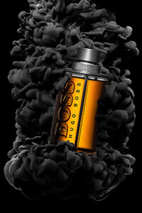 Herrenduft eingebettet in einer Farbwolke unter Wasser