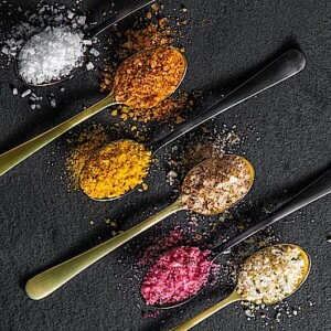 Unterschiedliche Salze auf Löffeln angerichtet